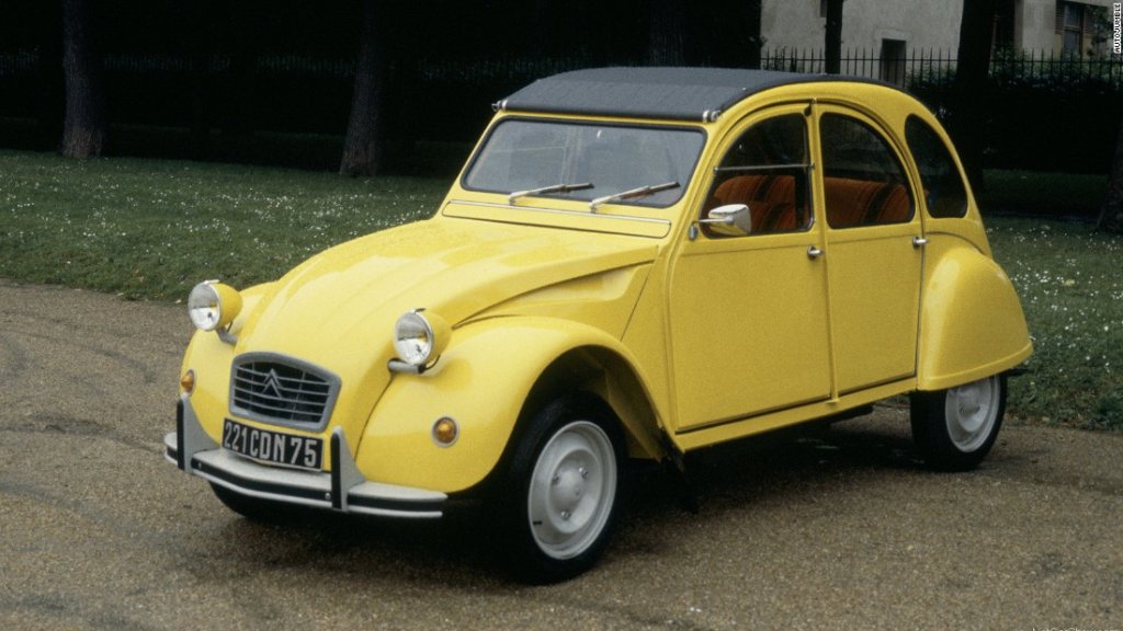 Citroen 2CV - For your eyes only, 1981. Това не е най-сексапилната кола в гаража на Бонд, a освен това е и най-бавната. Въпреки това, тя е главен участник в една от най-паметните сцени с автомобилно преследване в киното