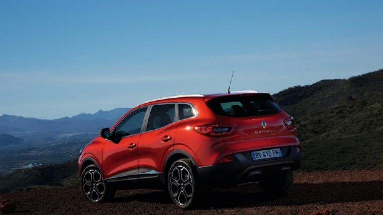 Оформлението на задницата прилича на това на Clio IV