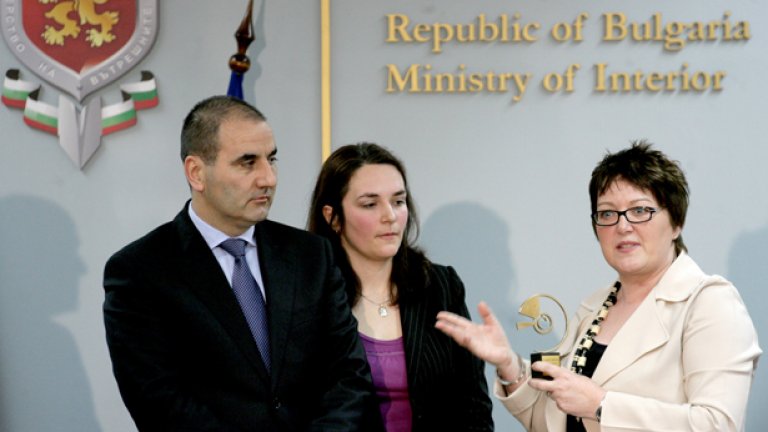 Г-жа Франсез Муур награждава вицепремиера Цветан Цветанов за заслуги - вероятно към бизнеса на оглавяваната от нея лобистка организация