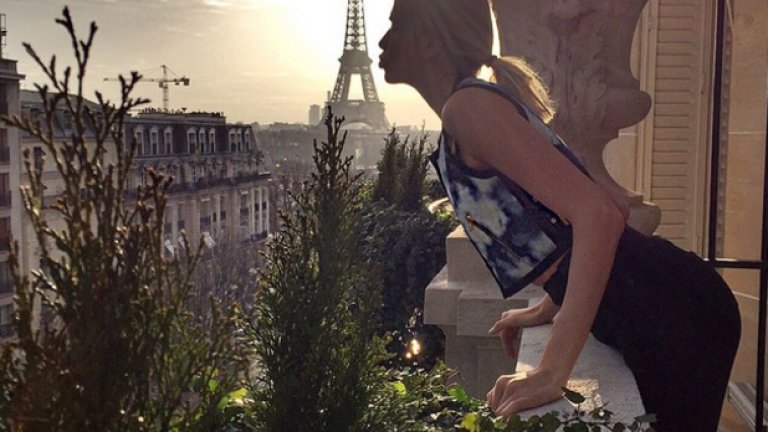 "Целунах момиче... О, не, то било Айфеловата кула", пише провокативно 28-годишната съпруга на Александър Лебедев - Елена Перминова в своя instagram профил, като прави асоциация с песента на Кейти Пери