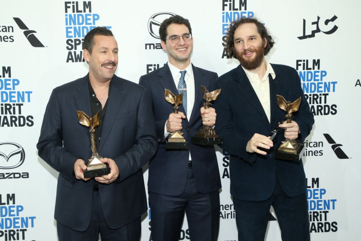 Адам Сандлър спечели наградата за най-добър актьор за превъплъщението си в образа на пристрастен към хазарта бижутер в "Нешлифовани камъни", докато заснелите същия филм братя Джош и Бени Сафди получиха отличието за най-добър режисьор.