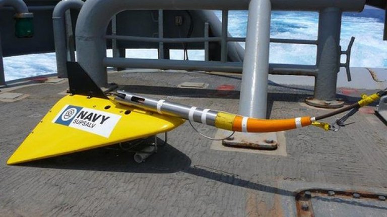 "Прикачен пинг локатор" (Towed Pinger Locator) - с такова устройство е оборудван австралийският кораб. То се пуска под водата зад кораба и използва хидрофон, за да засече сигналите от черната кутия.