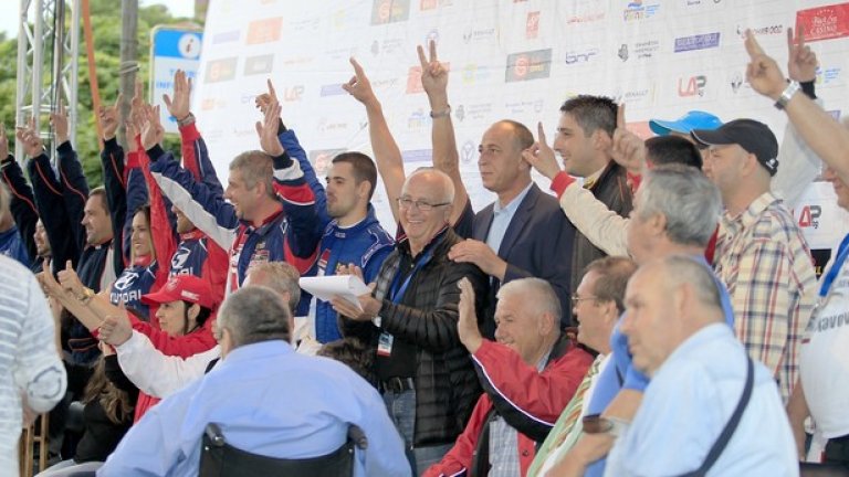Директорът на ралито Слави Славов и председателя на БФАС Владимир Илиев са снимката с пилотите и участниците в автомобилното състезание за хора с увреждания, които бяха наградени преди старта на рали "България"