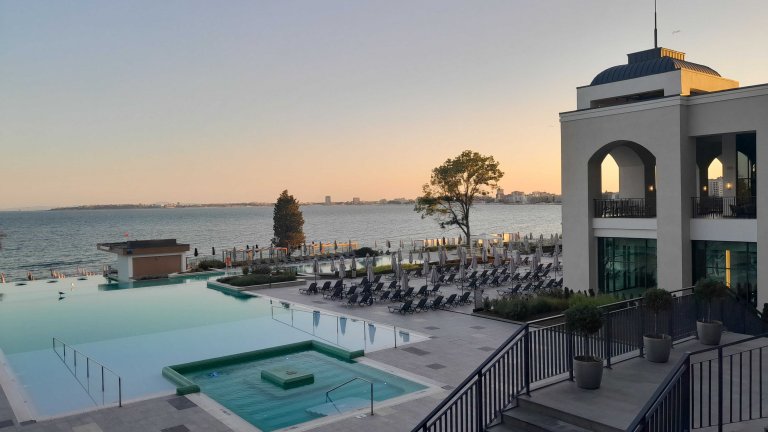 Един от най-хубавите моменти - когато си седиш на терасата и изпращаш слънцето след дълъг ден.