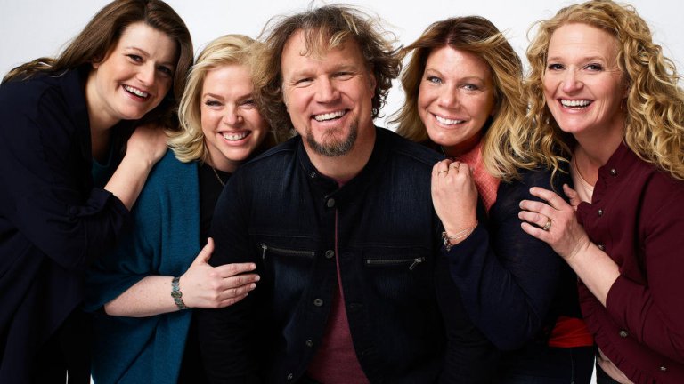 Sister Wives
Друг шедьовър на странността по TLC е шоуто "Сестри съпруги", което проследява историите на полигамното мормонско семейство Браун - бащата Коди Браун, четирите му съпруги Мери, Джанел, Кристин и Робин, и 18-те им деца. Самите те участват, "за да се борят със стереотипите срещу полигамните семейства". На практика това им носи медийно внимание и няколко разследвания за това дали в семейството им има нещо незаконно в очите на американското правосъдие.