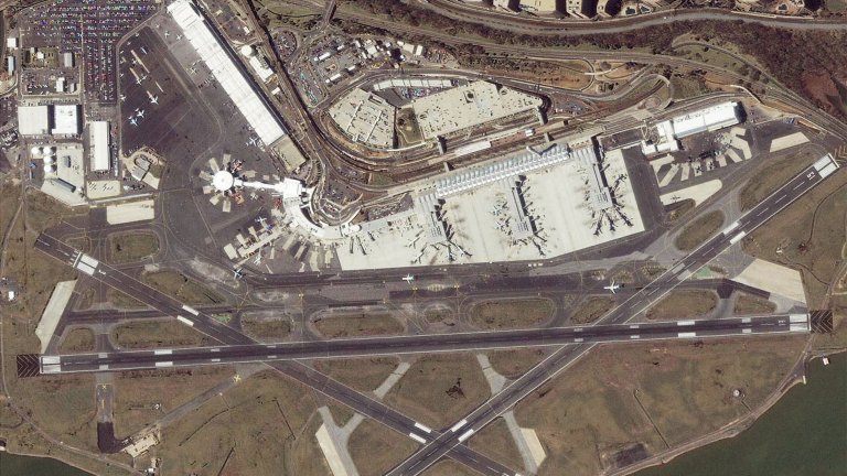 Национално летище Роналд Рейгън, САЩ
Преди няколко месеца, когато самолет се хлъзна извън пистата на летище „Роналд Рейгън“ във Вашингтон, един пътник го описа като „малко страшно“. Не е нужно да има инцидент, за да се уплашиш на това летище. Самолетите трябва да правят остър завой, близо до река Потомак, за да се изравнят с пистата, което е доста сложно за пилотите.