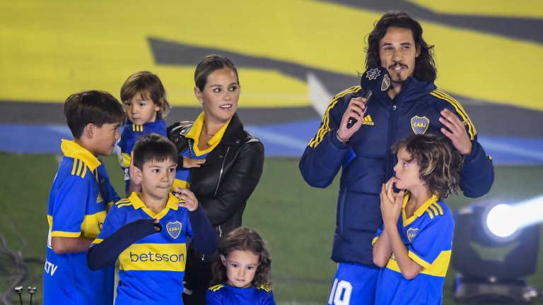 Красивата игра: Кавани с екипа на Бока Хуниорс и 10-ката на Марадона