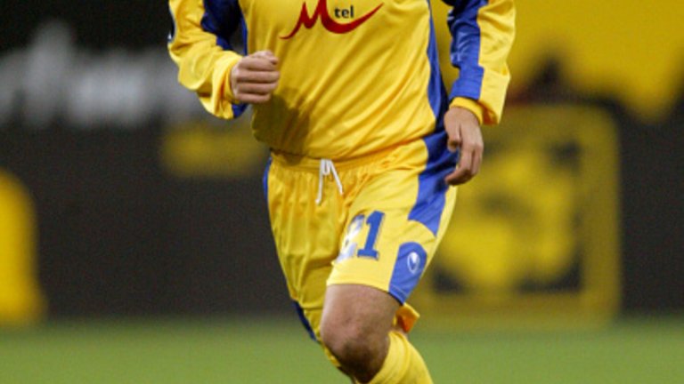 Дясно крило: Димитър Телкийски
Мечо Телкийски бе сред звездите на онзи паметен отбор, а в реванша с Киево откри резултата в 34-ата минута. Любимецът на синята публика напусна отбора през 2008-а и игра в Апоел Тел Авив, а после и в Амкар Перм, преди да се завърне в Левски през зимата на 2009-а. После пак не му се получи в Израел и се върна в България с екипите на Локо София и Черноморец Бургас. Неотдавна водеше юношите старша възраст на „Герена“, но неразбориите в ръководството на клуба го накараха да напусне. Този сезон води тима на Оборище Панагюрище.