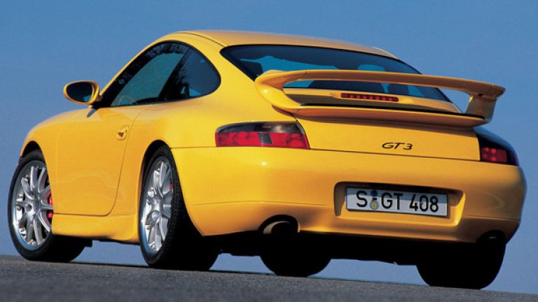 996 GT3 (1999)
996 е и моделът, при който GT3 става регулярна производствена версия на 911. GT3 получава 3,6-литров атмосферен 6-цилиндров боксер с 355 конски сили. Това е същият мотор като на 996 Turbo (но без турбото) и е дериват на двигателя от 911 GT1, състезавал се в Льо Ман.