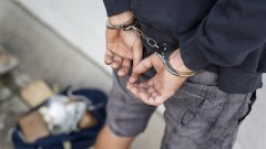 Задържаните са заподозрени за разпространение на наркотици и грабежи