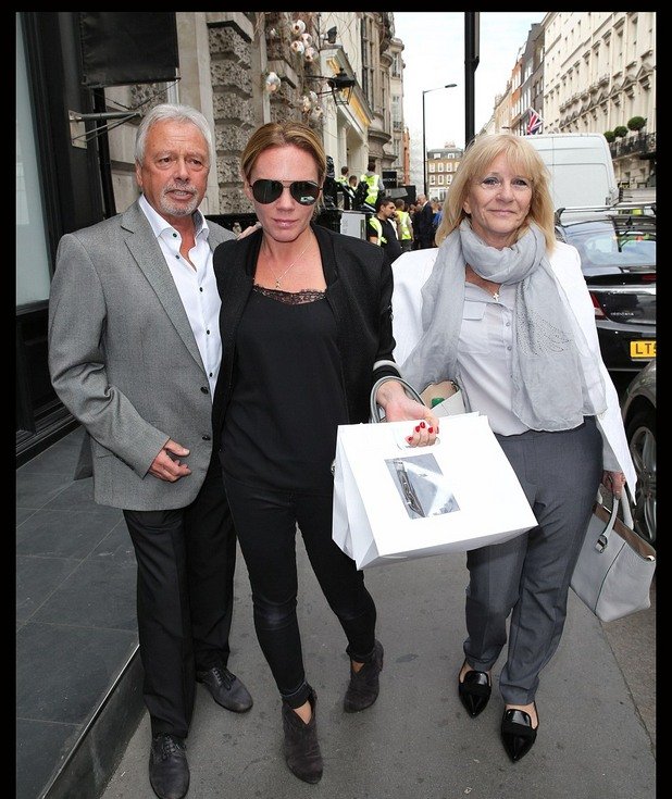 Виктория Бекъм с родителите си пред бутика, снимки: The Daily Mail