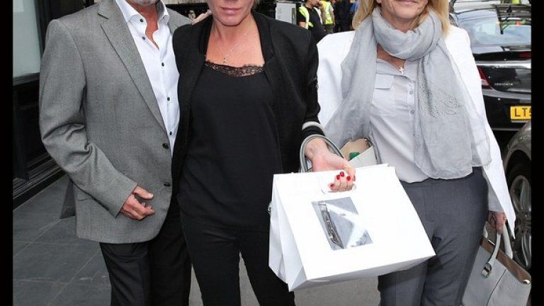 Виктория Бекъм с родителите си пред бутика, снимки: The Daily Mail