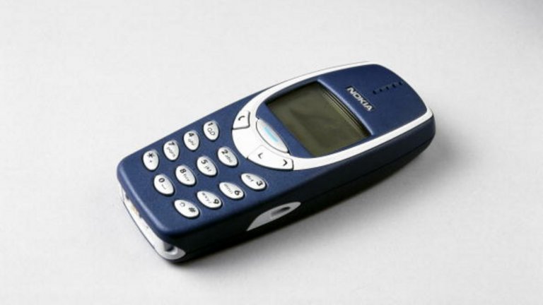 6. Nokia 3310
Отиваме малко по-напред във времето, когато да имаш мобилен телефон вече не беше някаква уникална рядкост. Един от най-разпространените телефони не само по света, но и у нас беше класическият Nokia 3310. 126 милиона бройки са продадени от този апарат, а с годините той придоби и култов статус, заради което през 2017-а беше пусната и негова обновена версия. Нищо обаче не може да се мери с оригинала, който се предаваше от поколение на поколение - когато родителите/баткото/каката получеха нов телефон, старият отиваше към по-малкото дете. А за онези времена (началото на новото хилядолетие), телефонът си имаше всичко - калкулатор, хронометър, възможност за писане на смс-и и, разбира се, игри. И като стана дума за игри...