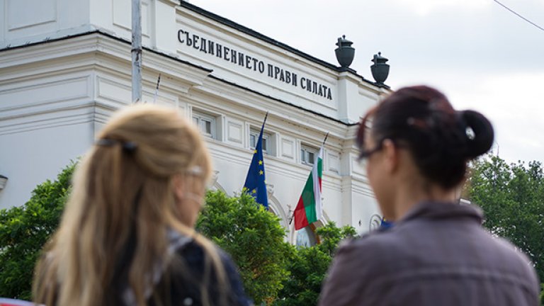 Протестиращите принадлежат към поколението, което е било в основното училище през 1989, израснало в лишено от подходящи условия общество на сблъсък на ценности и постоянна несигурност