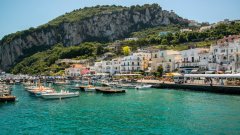 Милиони туристи от целия свят са привлечени от традициите, културата и красотата на италианските острови.