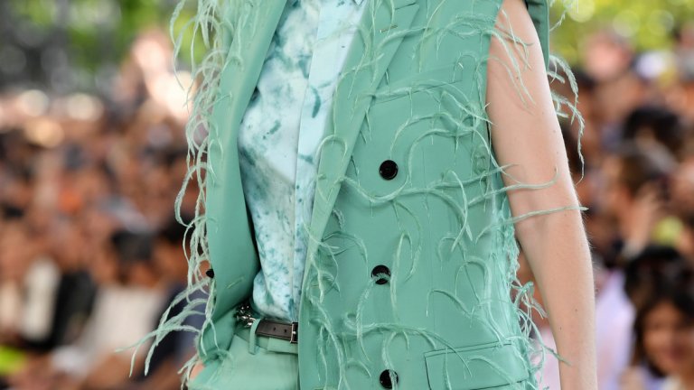 Това определено е един от най-неочакваните, но доминиращи нюанси, които видяхме в колекциите за пролет/лято 2020 г. Може да се носи с всички нюанси на розово за красива пролетна визия.
Тоалет на Berluti, представен на Парижката седмица на модата в Париж през юни 2019 г.