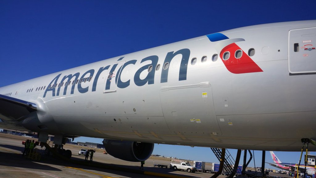 american-airlines-boeing-777-300er-on-gate-2013-6