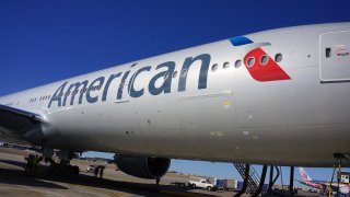 american-airlines-boeing-777-300er-on-gate-2013-6