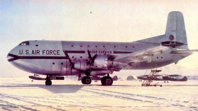 C-124A в Япония - 129 загинали

На 18 юни 1953-та военно-транспортен самолет C-124A Globemaster II от състава на ВВС на САЩ, излита от японската авиобаза Тачикава за Сеул.

На борда му се намират седем членен екипаж и 122 войници и офицери, които се връщат в южнокорейската столица след отпуск в Япония. Веднага след излитането възниква пожар в два от четирите двигателя.

Екипажът се опитва да се върне на летището, от където е излетял, но самолетът губи скорост и се срива фатално. Няма оцелели.