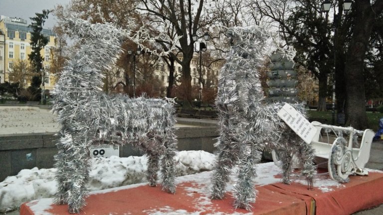 Коледната украса пред Народния театър: Внимание, тече ток