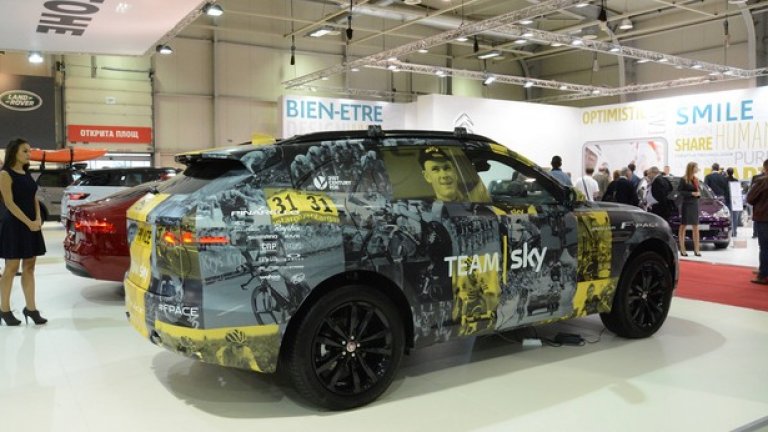 F-Pace ще излезе на пазара с 4-цилиндрови и V6 бензинови и дизелови мотори, а в бъдеще може да се появи и версия SVR с 5-литров V8 бензинов мотор