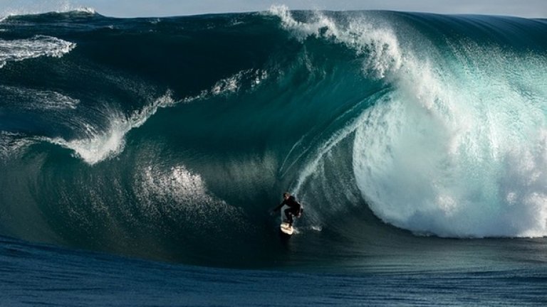 18-метрови вълни зарадваха сърфистите в Западна Австралия. Вижте как смелчаците яхнаха вълните-чудовища...