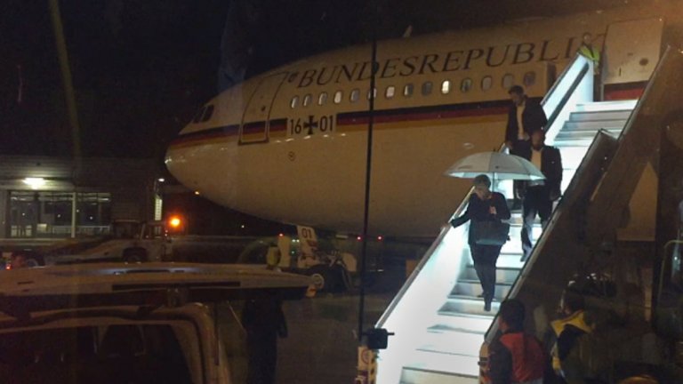 Ангела Меркел след аварийното кацане на летище Кьолн-Бон