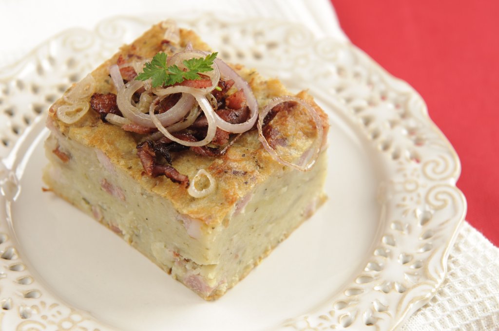 Картофена бабкаТази рецепта е чудесна, ако ви трябва бърза и засищаща вечеря. В дълбока купа настържете един килограм картофи и една голяма глава лук и разбъркайте много добре. В тиган запържете още малко лук и чесън и няколко ленти бекон, нарязани на ситно. Колкото повече е беконът, толкова по-богата ще е бабката. 
След като покафенее беконът, добавете го към картофите заедно с едно яйце, чаша брашно и голяма лъжица заквасена сметана. Овкусете със сол, пипер и зелени подправки на вкус и разбъркайте до хомогенна смес. Печете в добре намаслена тавичка на около 160 градуса до получаването на апетитна коричка. Сервирайте с карамелизиран лук.