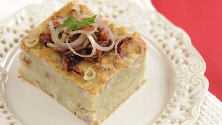 Картофена бабкаТази рецепта е чудесна, ако ви трябва бърза и засищаща вечеря. В дълбока купа настържете един килограм картофи и една голяма глава лук и разбъркайте много добре. В тиган запържете още малко лук и чесън и няколко ленти бекон, нарязани на ситно. Колкото повече е беконът, толкова по-богата ще е бабката. 
След като покафенее беконът, добавете го към картофите заедно с едно яйце, чаша брашно и голяма лъжица заквасена сметана. Овкусете със сол, пипер и зелени подправки на вкус и разбъркайте до хомогенна смес. Печете в добре намаслена тавичка на около 160 градуса до получаването на апетитна коричка. Сервирайте с карамелизиран лук.