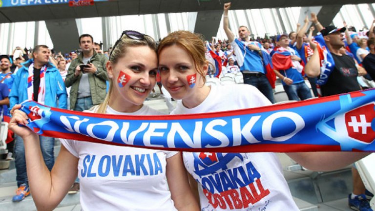 Тези фенки на Словакия със сигурност са били разочаровани, особено след като удар на Немец в 87-ата минута срещна гредата...