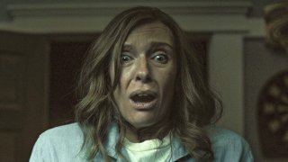"Наследствено" (Hereditary, 2018 г.)
Тъгата на Ани Греъм (Тони Колет) след смъртта на майка ѝ води до гняв, който обаче ѝ пречи да забележи, че нещо никак, ама никак не е наред със семейството ѝ и най-вече със собствените ѝ деца. Поне до момента, в който вече е твърде късно, а Ани осъзнава, че е замесено и нещо свръхестествено. Вместо с кръв и вътрешности, "Наследствено" плаши с атмосфера - чувство за ужас и драма, начело на което стои впечатляващото изпълнение на Колет в главната роля.