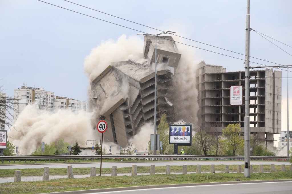 Взривиха недостроената сграда на ИПК "Родина"