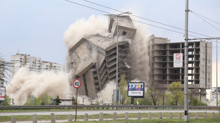 Взривиха недостроената сграда на ИПК "Родина"