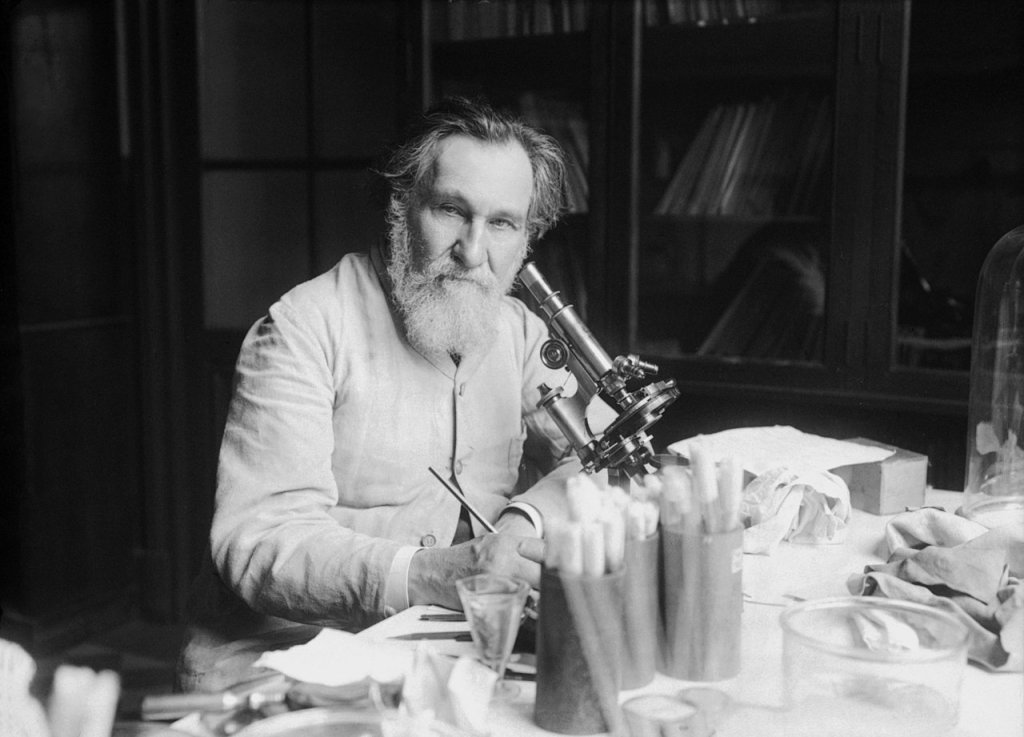 1280px-Professeur_Metchnikoff,_portrait_du_scientifique_dans_un_laboratoire_de_recherche