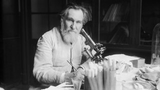 1280px-Professeur_Metchnikoff,_portrait_du_scientifique_dans_un_laboratoire_de_recherche