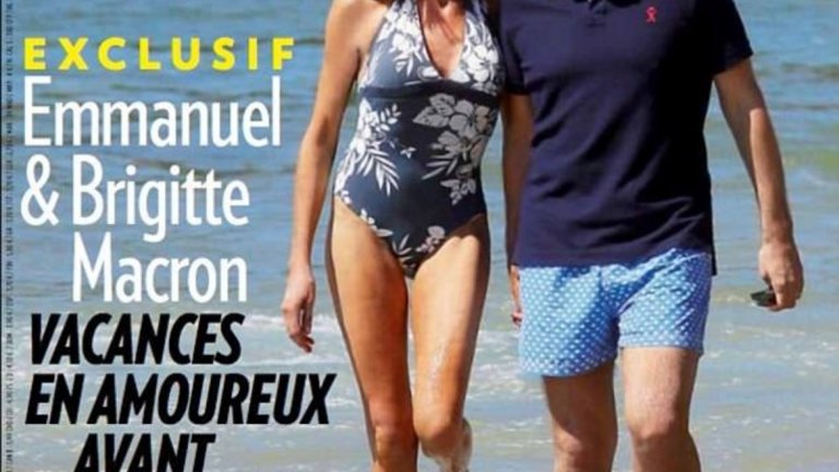 Френската президентска двойка – боси и доста небрежни, но да не забравяме, че все пак са на плажа. Брижит Макрон е в ефектен цял бански на цветя, който определено много й отива.