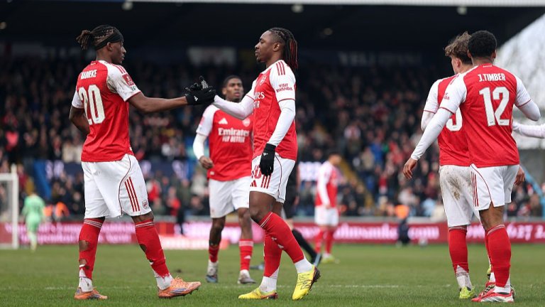 Мансфийлд помечта, но Езе и Мадуеке класираха Арсенал напред за ФА Къп