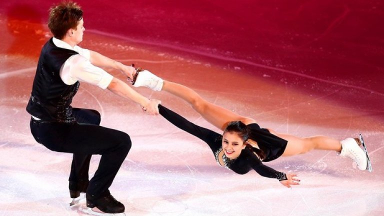 Руснаците Максим Мирошкин и Лина Федорова в красив и сложен елемент по време на световното за младежи по фигурно пързаляне.