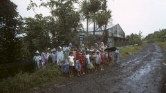 Близо 2000 деца са принудени да напуснат тропическия остров Реюнион между 1963 и 1982 г. Те са част от френската правителствена програма за възраждане на обезлюдените селски региони на Франция след Втората световна война.

