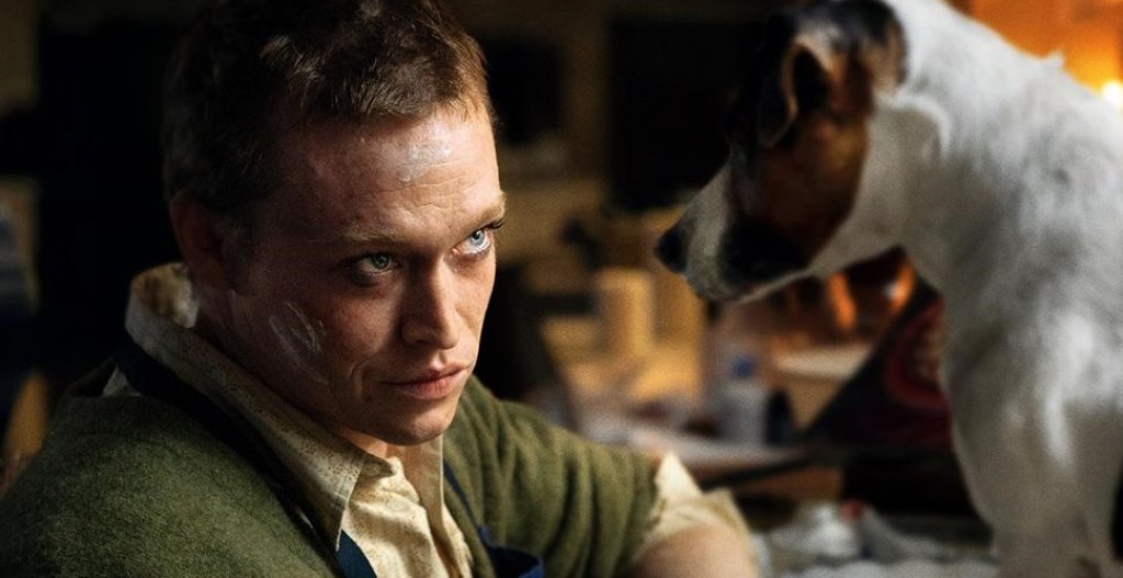 Dogman - 6 минути
И Люк Бесон се е засилил към кината с драма, написана и режисирана от него. В центъра на историята е млад мъж, който в детските си години непрекъснато е бил малтретиран от баща си, но намира лек за травмата си през грижата за изоставени кучета.