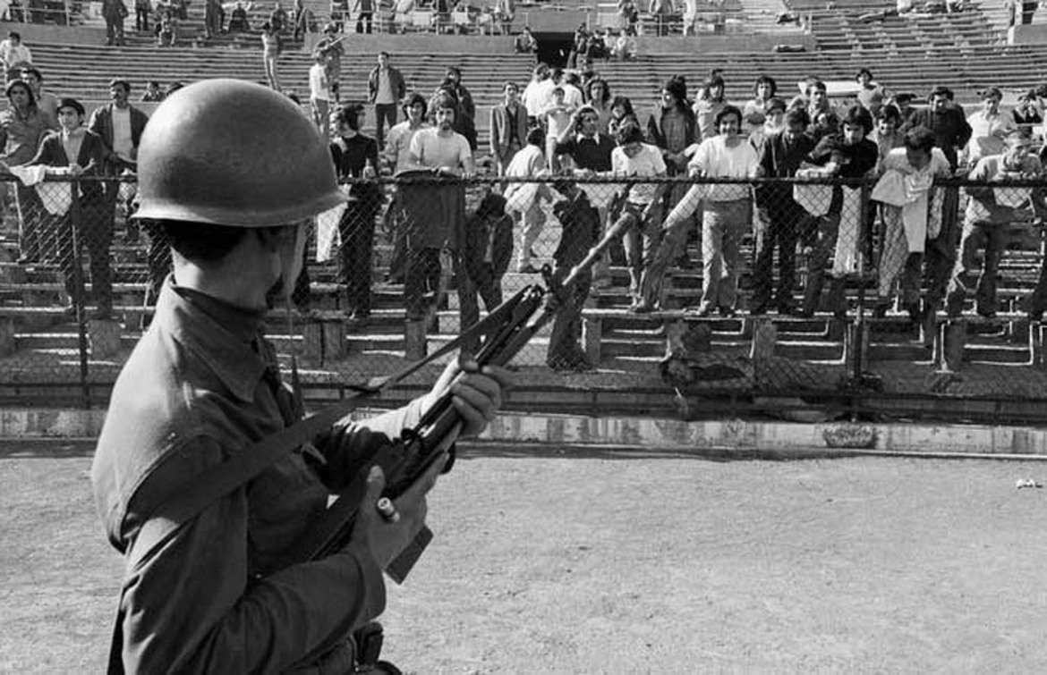1973: Другари, няма да играете с Пиночет! 

На 11 септември 1973 г. хунтата на генерал Аугусто Пиночет сваля с преврат в Чили правителството на Салвадор Алиенде за радост не само на САЩ, но и на някои високопоставени функционери във ФИФА. Два месеца по-късно на „стадиона на смъртта“ в Сантяго, където са разстреляни хиляди опозиционери, сред които и поетът с китара Виктор Хара, трябва да се играе баражът за класиране на световното между Чили и СССР. Леонид Брежнев и останалите управници от режима в Москва решават, че сега е моментът да се даде урок на чилийската диктатура. Не че съветската е по-хуманна, с милионите осъдени на смърт и заточени в лагери, още повече, че същата година излиза и „Архипелагът ГУЛАГ“ на Александър Солженицин. 

В крайна сметка, Кремъл постановява, че „Сборная команда“ няма да лети до Сантяго. Мачът се превръща във фарс, тъй като чилийците излизат на терена, и – както постановява правилникът – провеждат атака от центъра, завършила с гол на празна врата на Франсиско „Камачо“ Валдес Муньо. Така Чили се класира за световното първенство в Западна Германия. Нещо повече – там хората на Пиночет намират начин да завършат наравно 1:1 с комунистите от ГДР. Последните обаче печелят пълна футболна и идеологическа победа срещу западните си сънародници, когато ги бият в Хамбург 1:0 след гол на бъдещия беглец от комунизма Юрген Шпарвасер.
