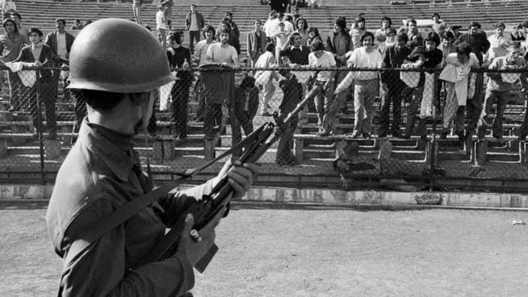 1973: Другари, няма да играете с Пиночет! 
На 11 септември 1973 г. хунтата на генерал Аугусто Пиночет сваля с преврат в Чили правителството на Салвадор Алиенде за радост не само на САЩ, но и на някои високопоставени функционери във ФИФА. Два месеца по-късно на „стадиона на смъртта“ в Сантяго, където са разстреляни хиляди опозиционери, сред които и поетът с китара Виктор Хара, трябва да се играе баражът за класиране на световното между Чили и СССР. Леонид Брежнев и останалите управници от режима в Москва решават, че сега е моментът да се даде урок на чилийската диктатура. Не че съветската е по-хуманна, с милионите осъдени на смърт и заточени в лагери, още повече, че същата година излиза и „Архипелагът ГУЛАГ“ на Александър Солженицин. 
В крайна сметка, Кремъл постановява, че „Сборная команда“ няма да лети до Сантяго. Мачът се превръща във фарс, тъй като чилийците излизат на терена, и – както постановява правилникът – провеждат атака от центъра, завършила с гол на празна врата на Франсиско „Камачо“ Валдес Муньо. Така Чили се класира за световното първенство в Западна Германия. Нещо повече – там хората на Пиночет намират начин да завършат наравно 1:1 с комунистите от ГДР. Последните обаче печелят пълна футболна и идеологическа победа срещу западните си сънародници, когато ги бият в Хамбург 1:0 след гол на бъдещия беглец от комунизма Юрген Шпарвасер.