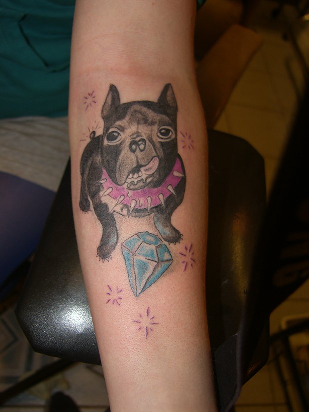Тя просто искаше да татуира образа на любимото си кученце