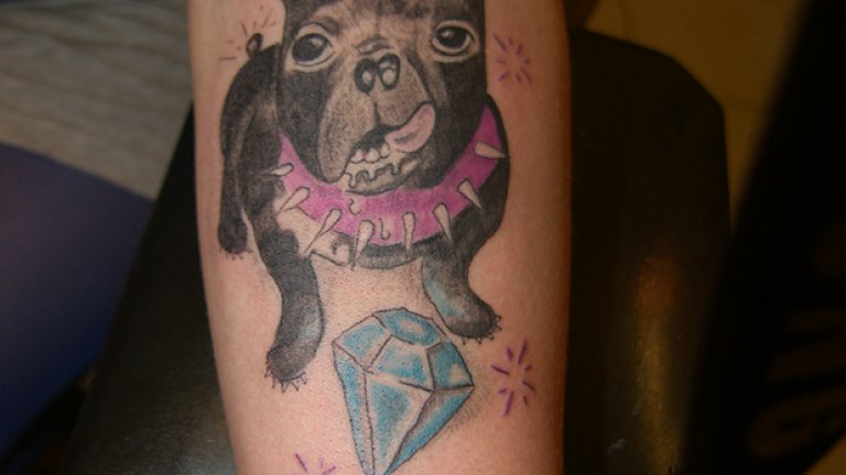 Тя просто искаше да татуира образа на любимото си кученце