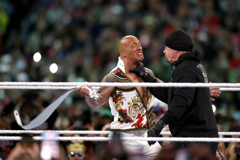 Появата на Гробаря (вдясно) и Сина беше с идеята легенди от миналото да помогнат на младия "добър герой" да спечели титлата на WWE.