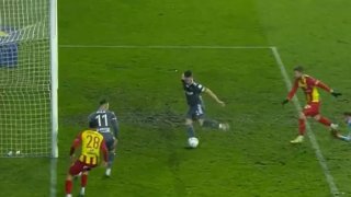 Пропускът на сезона: Да стреляш на празна врата и топката да те удари в задника (видео)