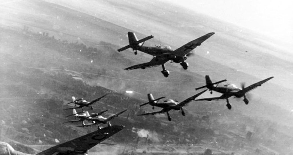 Bundesarchiv_Bild_101I-646-5188-17,_Flugzeuge_Junkers_Ju_87