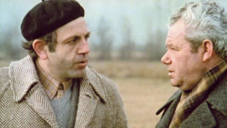 Подценен: Преброяване на дивите зайци (1973), 41 място
Една от най-хубавите български комедии в случая е класирана твърде назад, но това не отнема от значимостта й. В сатиричен дух сценаристът Георги Мишев и режисьорът Едуард Захариев ни показват скромното пребиваване в село Югла на двама специални пратеници от София (Ицхак Финци и Филип Трифонов). Те са пристигнали, за да изпълнят с помощта на местните важна държавна мисия: да преброят дивите зайци в региона. Така под педантичното лидерство на другаря Асенов всички здрави мъже от околията се отправят към полята, но логично, не всички са максимално мотивирани да изпълнят поръчението.
По естествен и ненатрапчив начин филмът успява да разграничи смисленото от безсмисленото в това, което се случва на героите. Покрай безполезното начинание един ще изживее емоциите на младостта, а друг ще си спомни своята собствена младост. Без излишно идеализиране е изобразен и духът на българското село, а всеки може да си затананика зарибяващата музикална тема от филма, композирана от Кирил Дончев.
