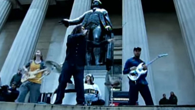 Rage Against The Machine - Sleep Now In The Fire
Rage Against The Machine ги бива страшно много да пишат революционни химни, а Sleep Now In The Fire успяват дори да затворят Wall Street за ден. Независимо обаче дали човек се радва на борбата им срещу алчността, капитализма и т.н., парчето може да те накара да забравиш за гравитацията, докато се подмяташ по дансинга (уж танцувайки). Бонус - ако човек се загледа в клипа на парчето, ще открие човек, държащ табела, призоваваща Доналд Тръмп да стане президент. Видеото е заснето в началото на 2000 г.