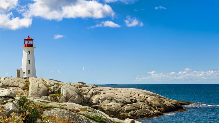 Peggys Cove, Нова Скотия, Канада
Това е най-сниманата забележителност в цялата провинция Нова Скотия заради характерния си пейзаж от Атлантическото крайбрежие и един от най-разпознаваемите и известни фарове в света. 
Мястото се посещава с повишено внимание заради риска от внезапно разбиващи се в скалите вълни, които могат да повлекат човек.
Фарът още работи и подпомага навлизането в залива Маргарет. Датира от 1868 г.